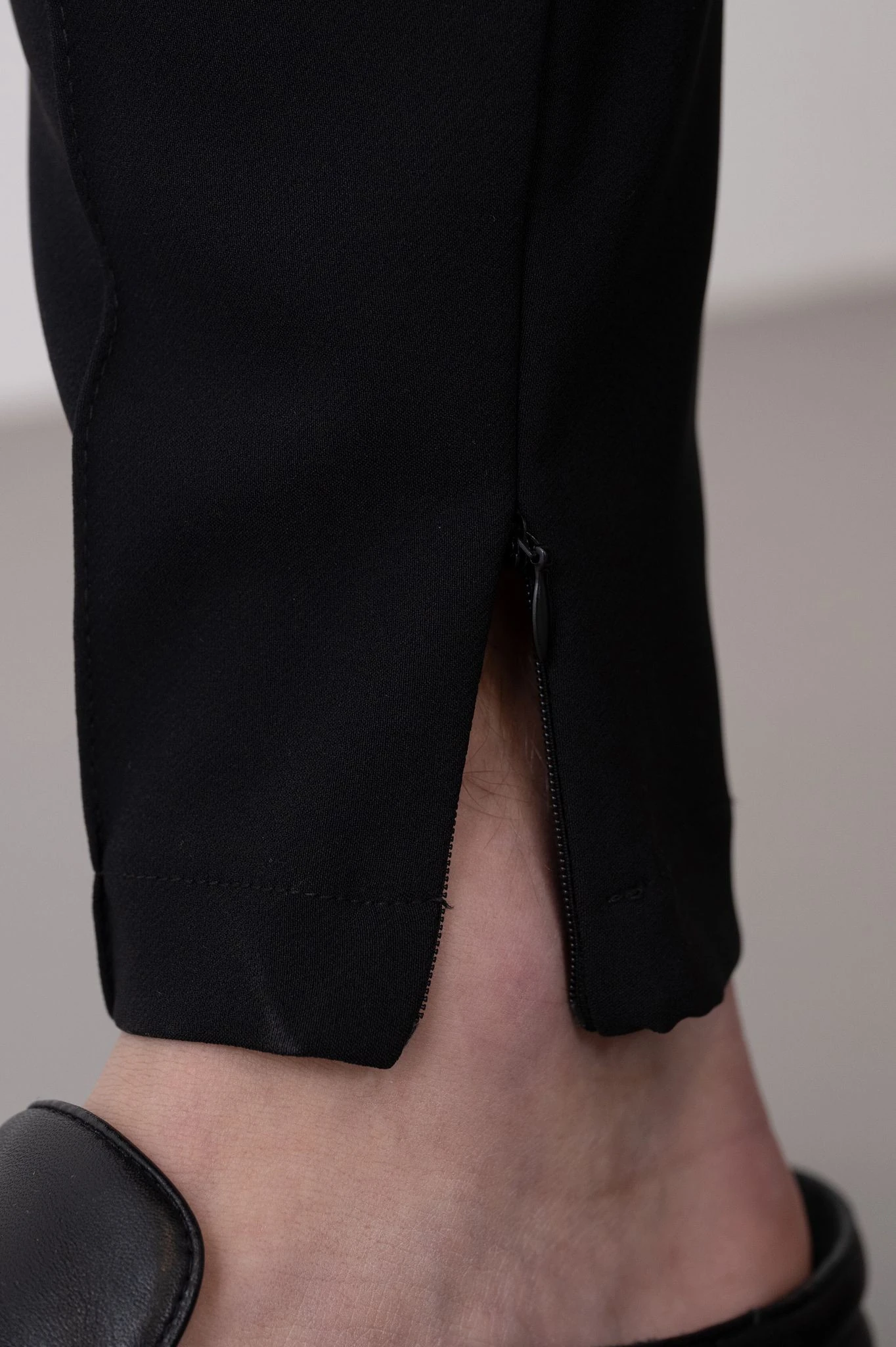 Beli Lastikli Paçası Fermuar Detay Erkek Pantolon