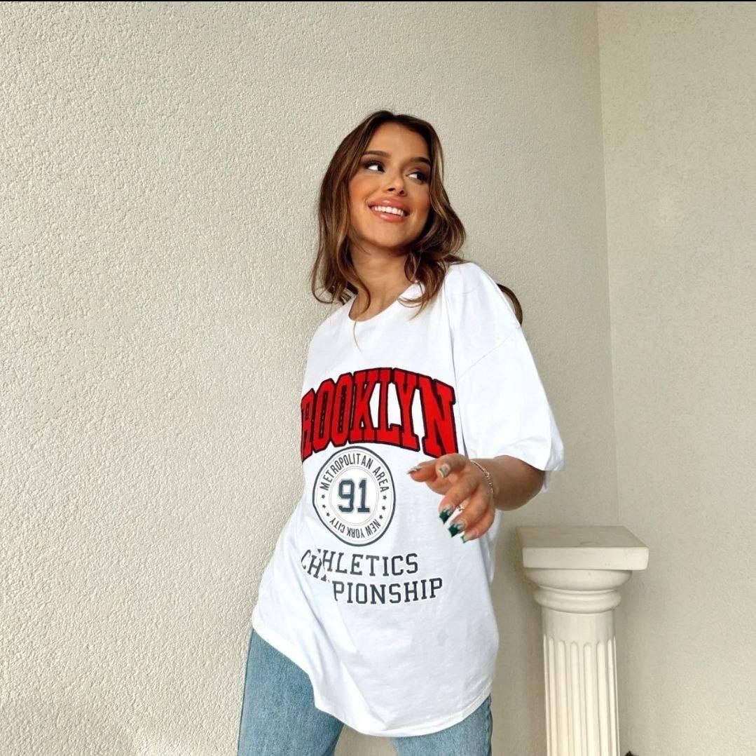 0 Yaka Brooklyn Baskı Nakışlı Oversize Kadın T-Shirt
