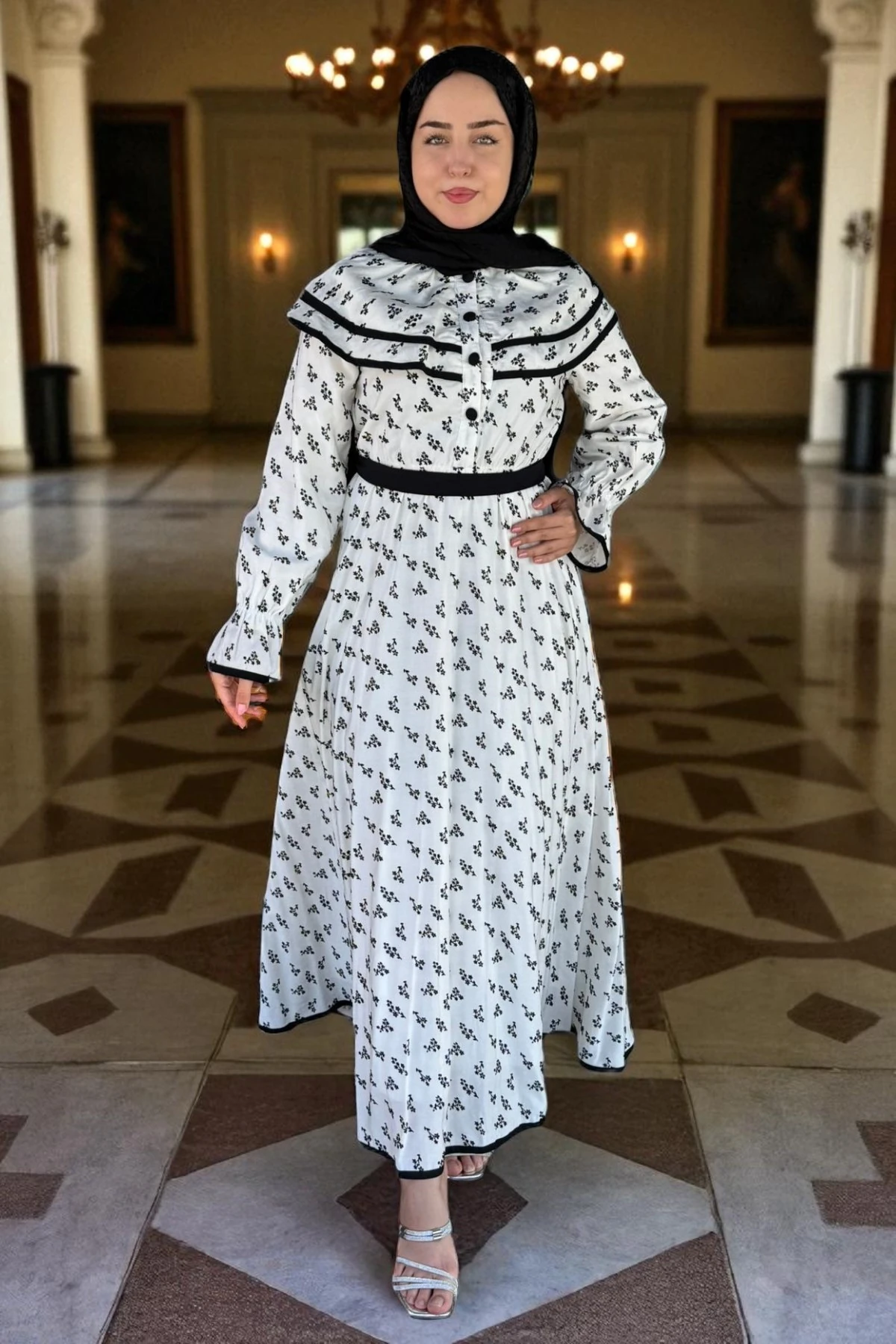 Bebe Yaka Belden Kuşaklı Beyaz Desenli Elbise