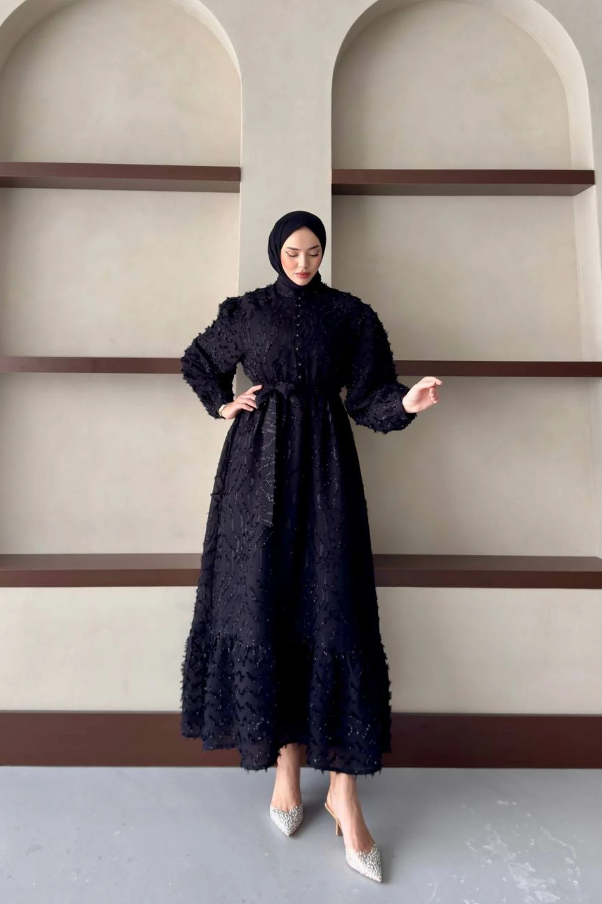 Hakim Yaka Yarım Düğmeli Üstü Sim Tüy Desenli Balon Kol Belden Kuşaklı Astarlı Tesettür Elbise