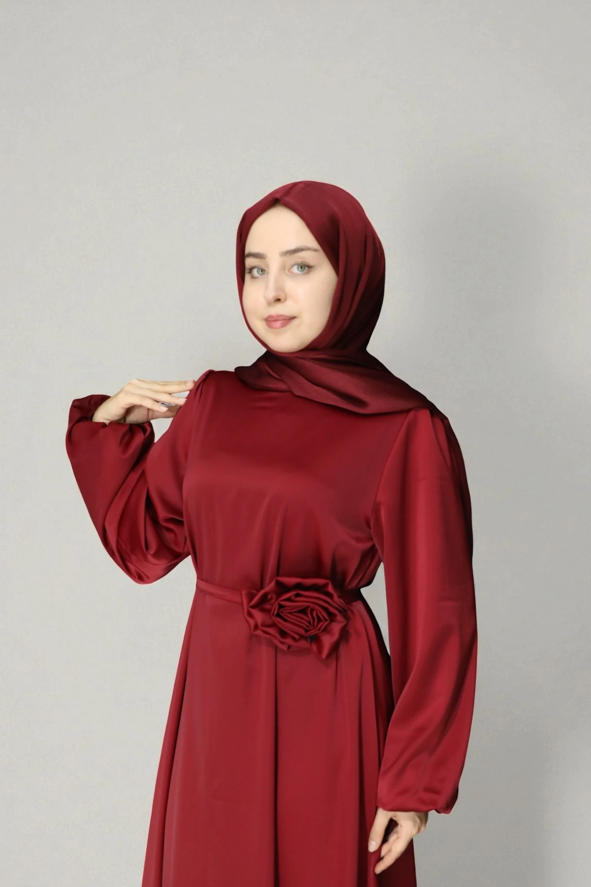 Çiçek Detaylı Akıcı Saten Tesettür Elbise