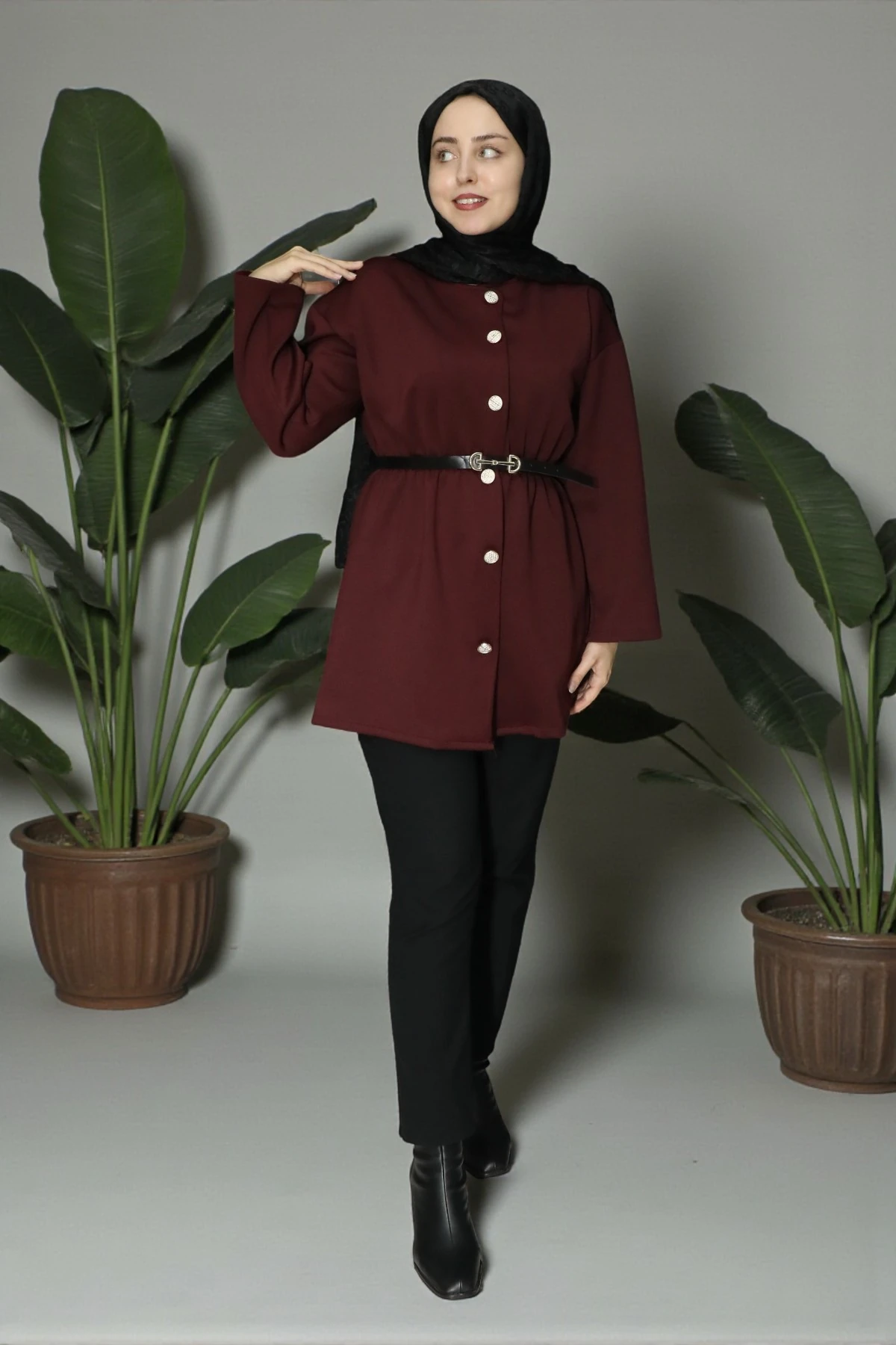 Gold Düğme Detaylı, Kemerli Scuba Kumaş Tesettür Ceket