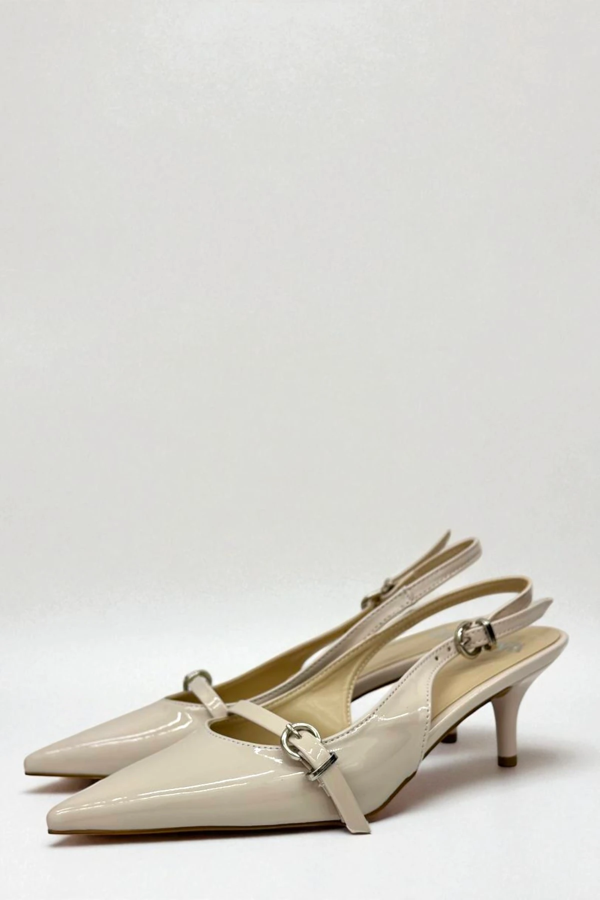 Kemer Detaylı  Krem Rugan Topuklu Ayakkabı