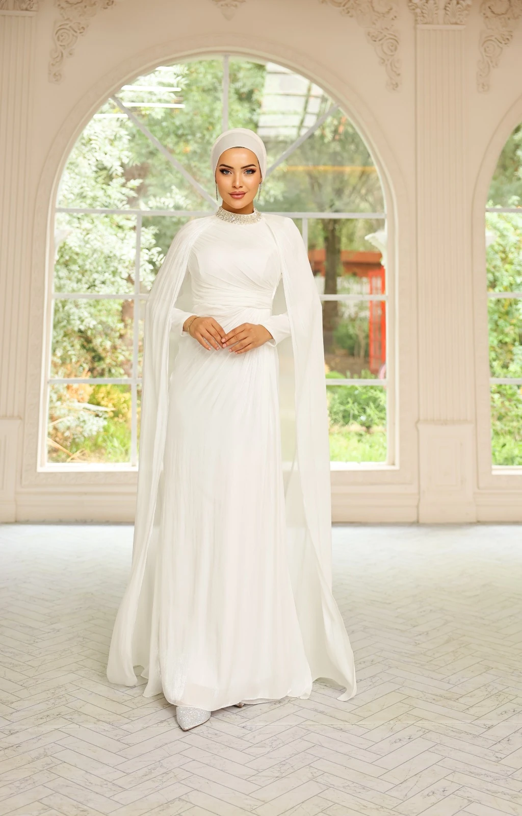 Yakası Taş ve Kuşak Detaylı Pelerinli Tesettür Elbise