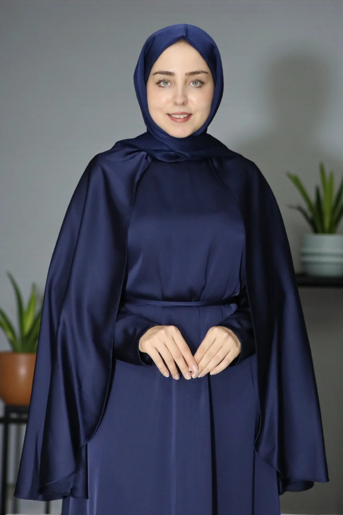 Pelerinli, Kemerli Sade Saten Tesettür Elbise