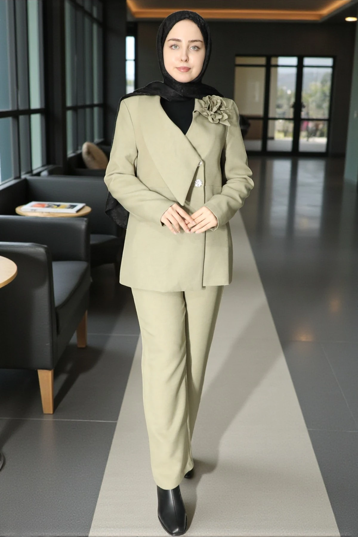 Asimetrik Kesimli Taş Düğme Detaylı İkili Takım