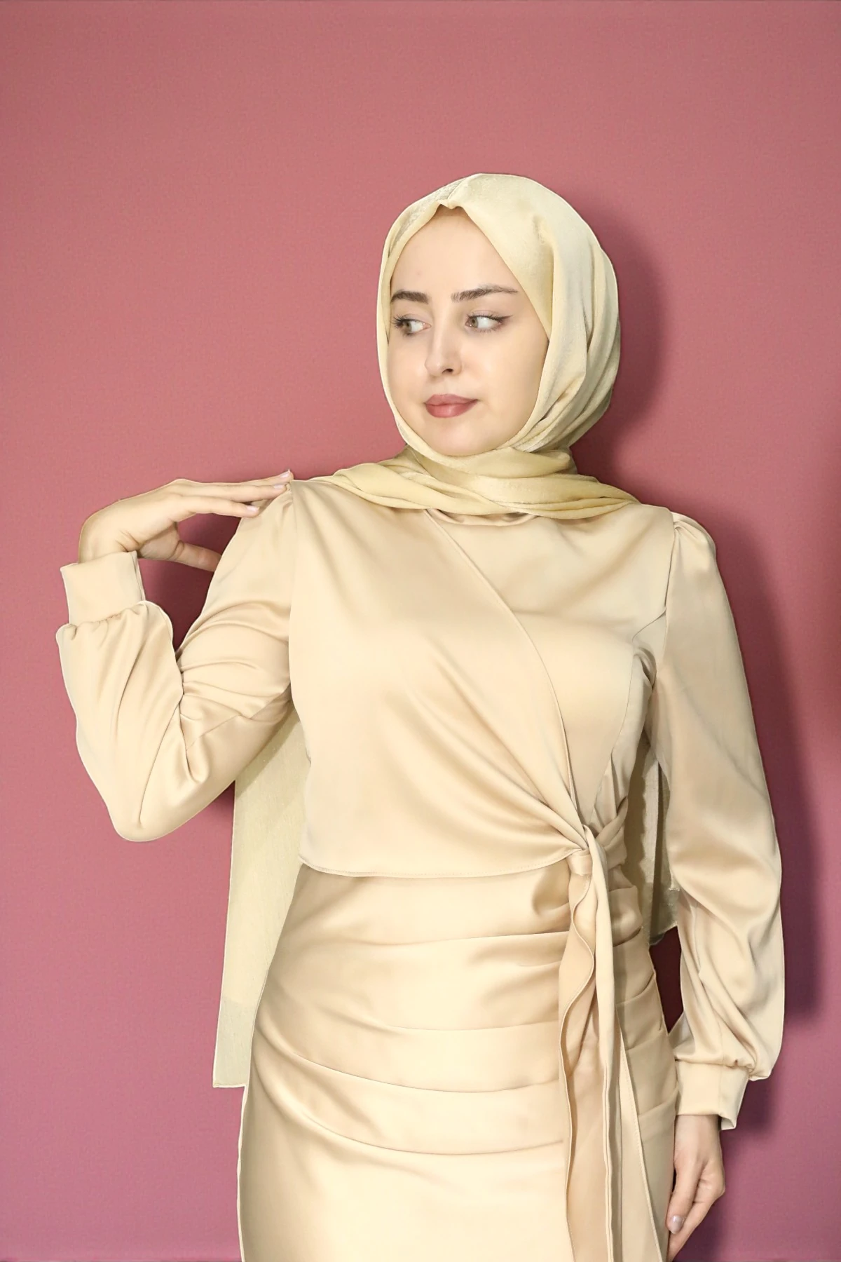 Zarif Dökümlü Kuşak Detaylı Saten Tesettür Elbise