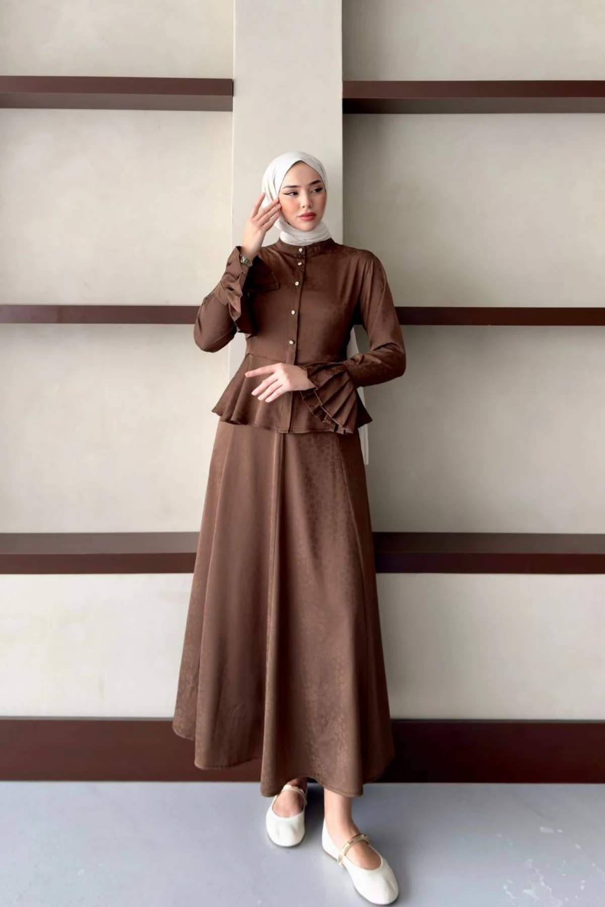 Yuvarlak Yaka, Düğmeli Hafif Desenli Saten Etekli Takım 