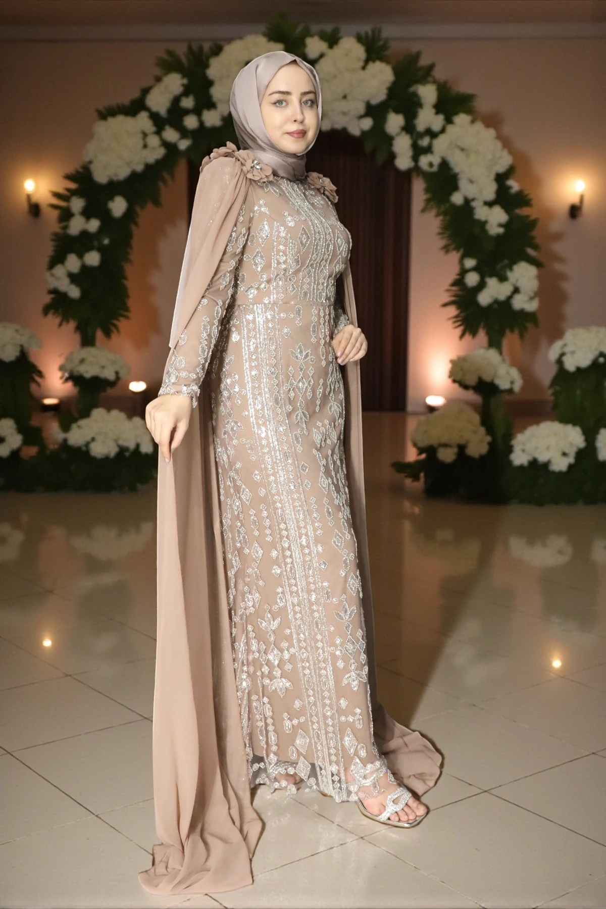 Çiçek Detaylı Pelerinli Taş İşlemeli Tesettür Abiye