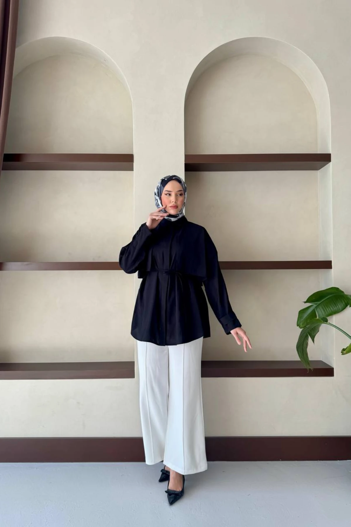 Pelerin Detaylı ve Seyyar Kemerli Poplin Gömlek