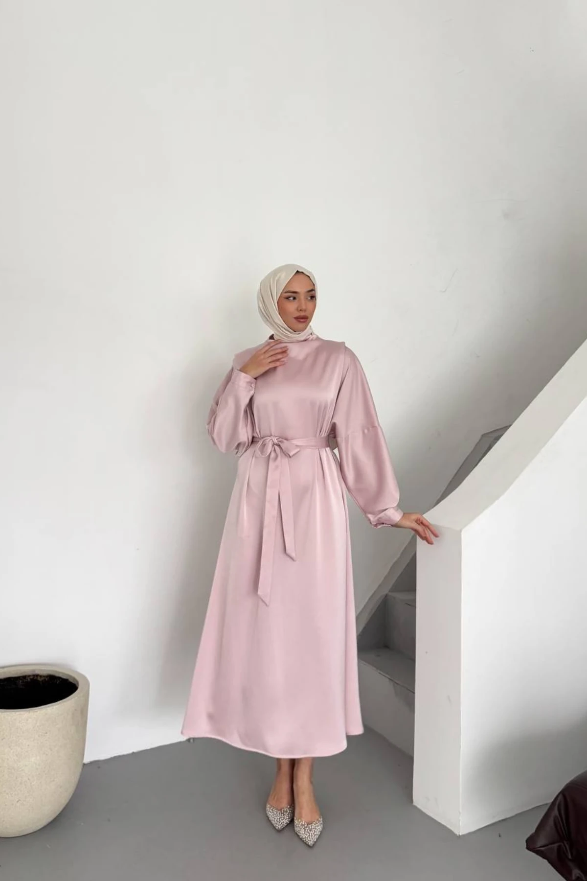 Yuvarlak Yaka Saten Dokulu Kuşaklı Tesettür Elbise