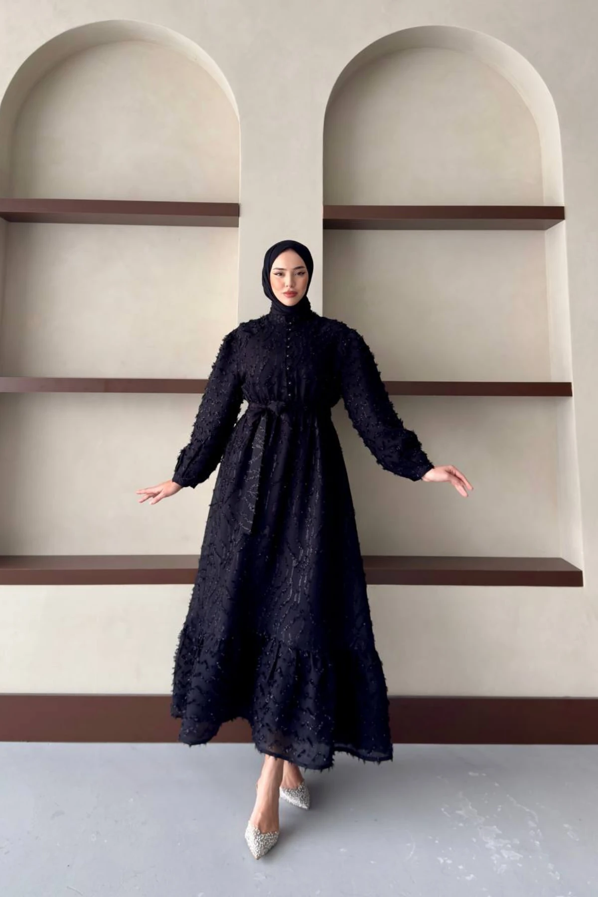 Hakim Yaka Yarım Düğmeli Üstü Sim Tüy Desenli Balon Kol Belden Kuşaklı Astarlı Tesettür Elbise