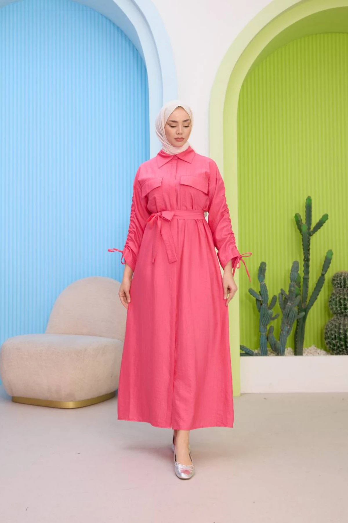 Büzgülü Kol ve Kemer Detaylı Boydan Düğmeli Elbise