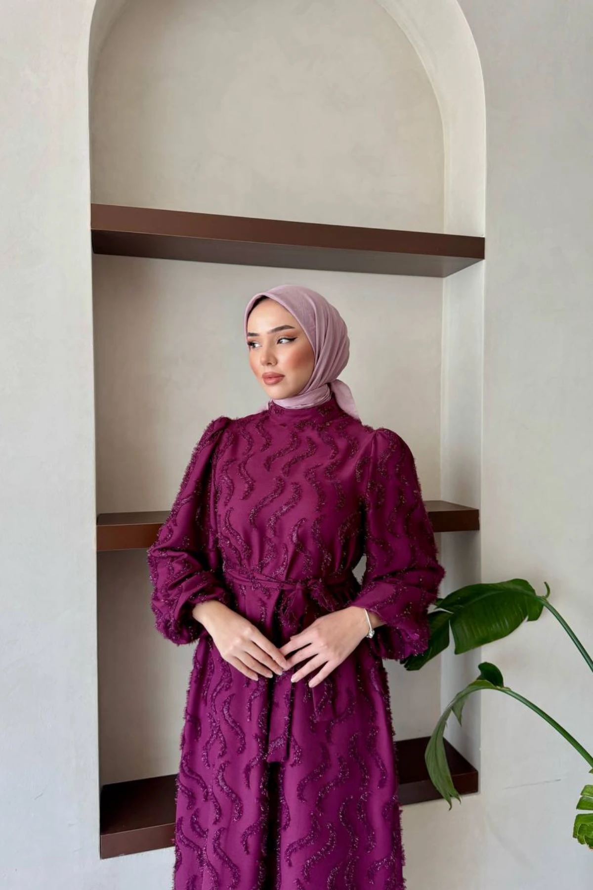 Yuvarlak Yaka Üstü Sim, Tüy ve İnci Detaylı Balon Kol Belden Kuşaklı Astarlı Desenli Elbise