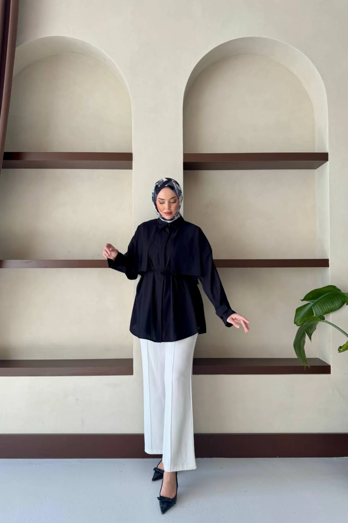 Pelerin Detaylı ve Seyyar Kemerli Poplin Gömlek