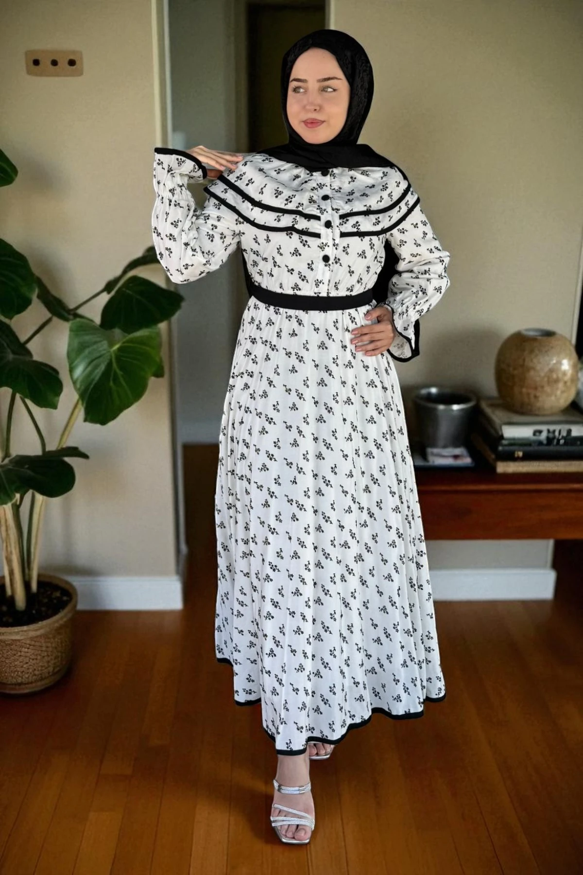 Bebe Yaka Belden Kuşaklı Beyaz Desenli Elbise