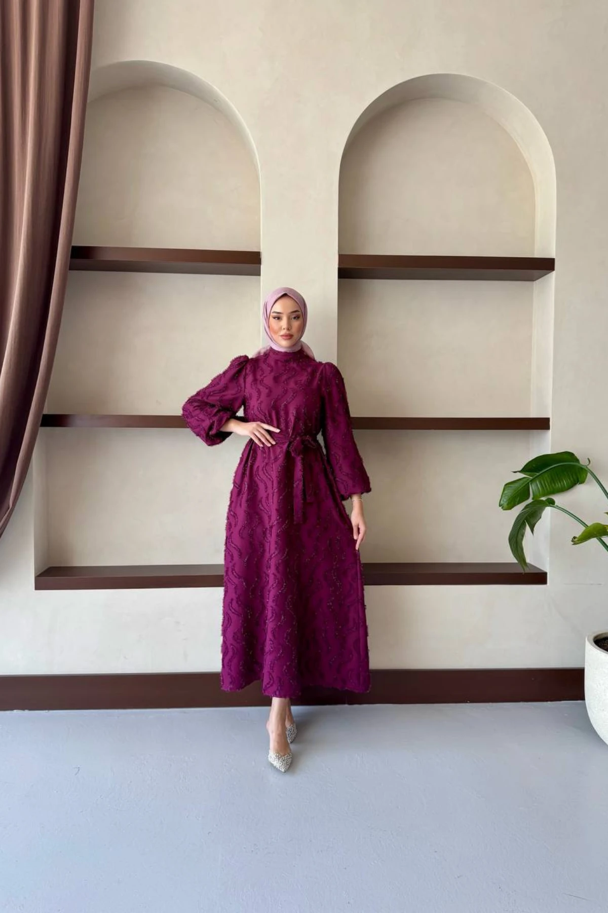 Yuvarlak Yaka Üstü Sim, Tüy ve İnci Detaylı Balon Kol Belden Kuşaklı Astarlı Desenli Elbise