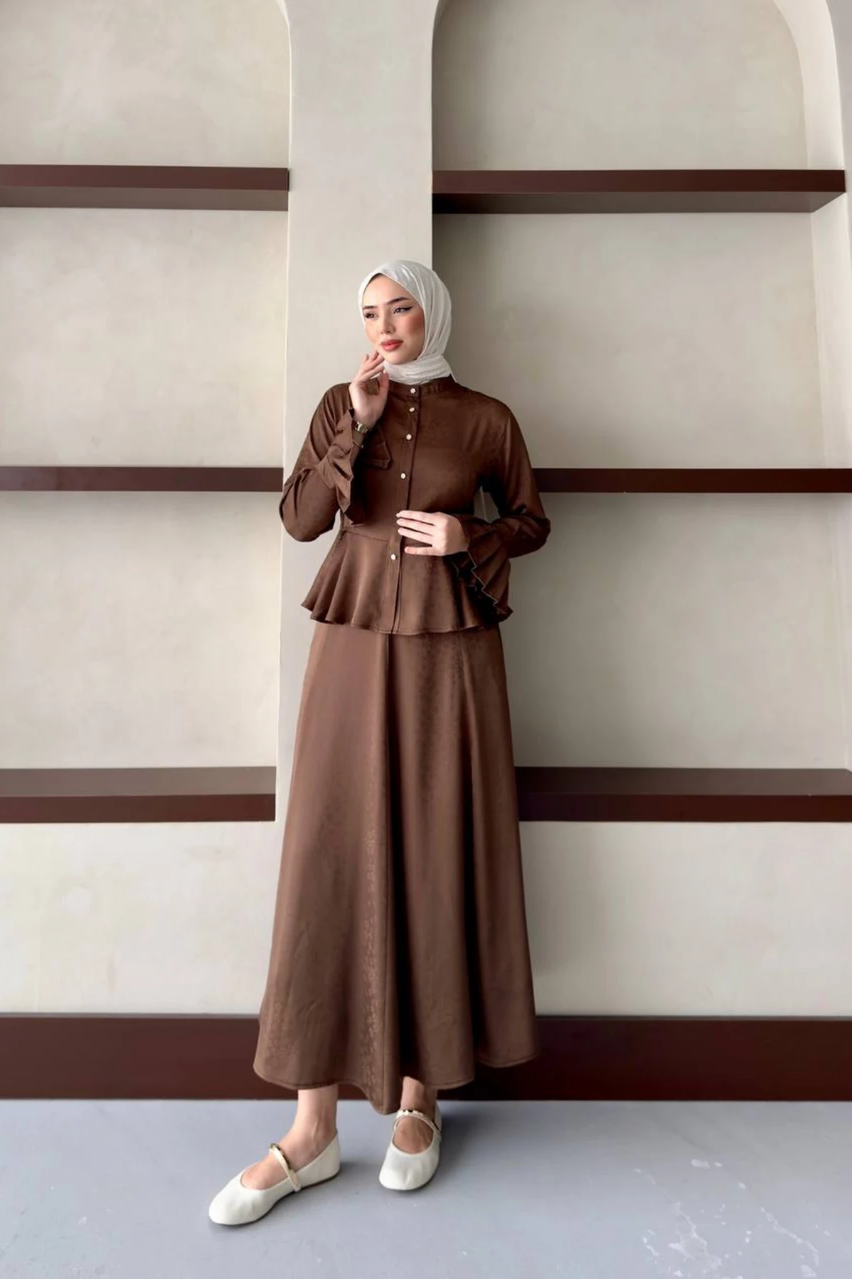 Yuvarlak Yaka, Düğmeli Hafif Desenli Saten Etekli Takım 