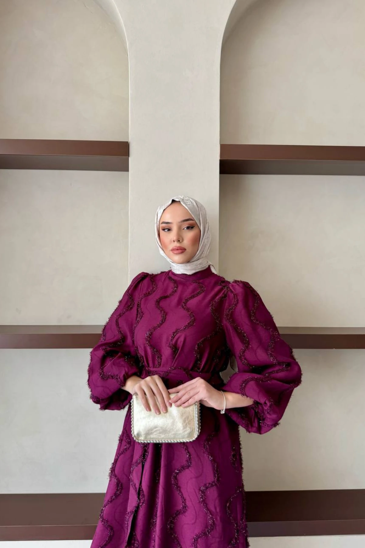 Yuvarlak Yaka Simli Tüy Desenli Balon Kol Belden Kuşaklı Astarlı Elbise