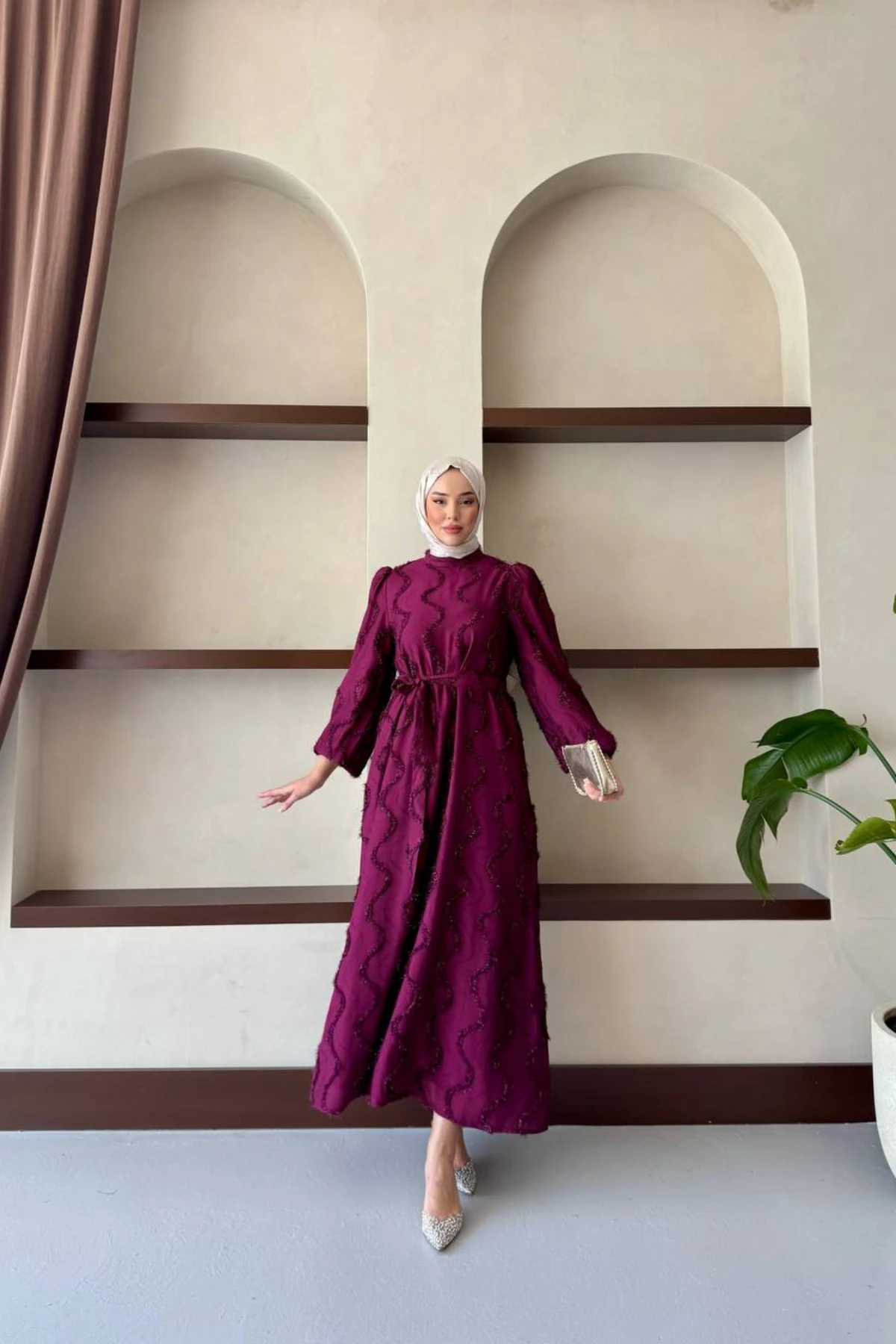 Yuvarlak Yaka Simli Tüy Desenli Balon Kol Belden Kuşaklı Astarlı Elbise