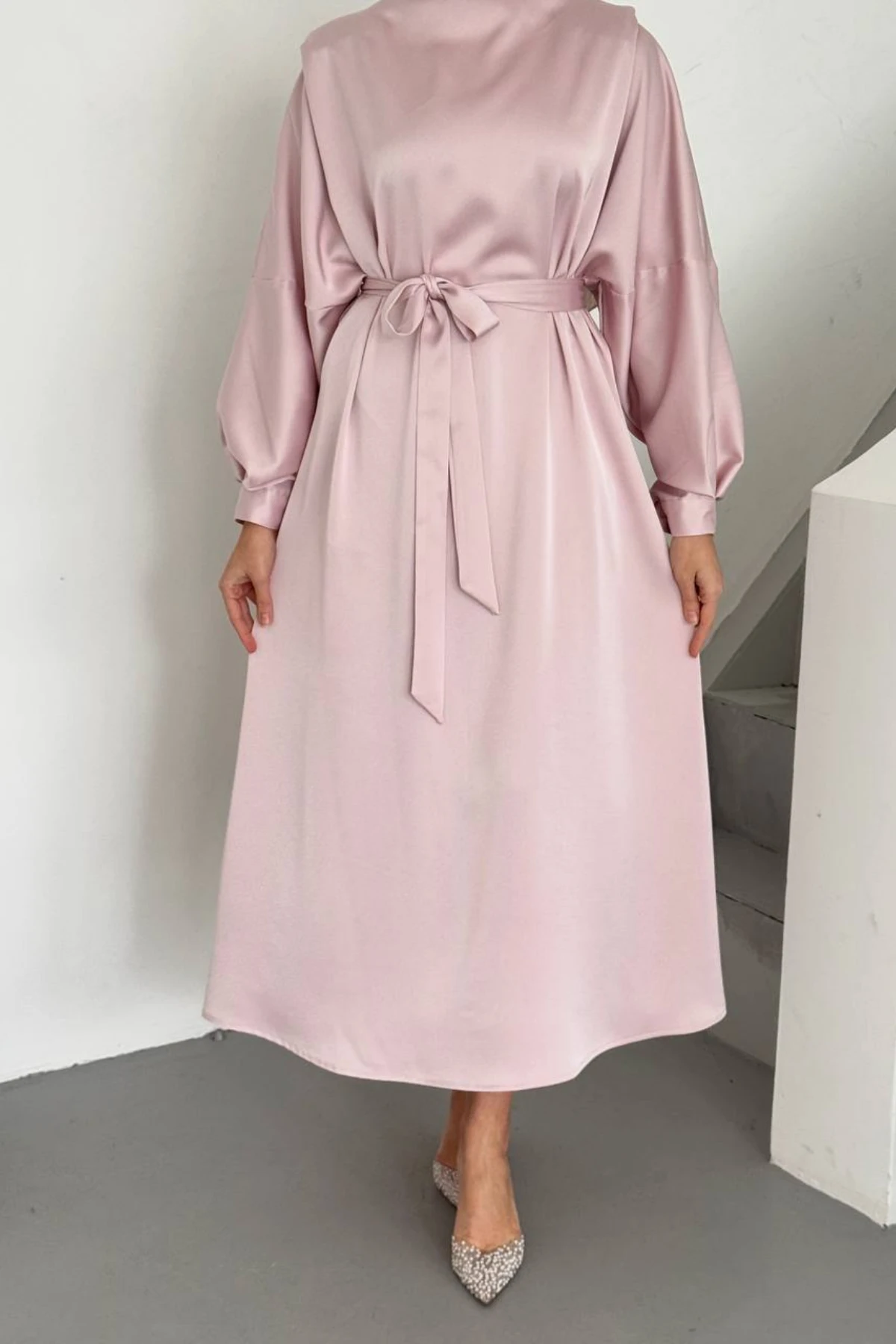 Yuvarlak Yaka Saten Dokulu Kuşaklı Tesettür Elbise