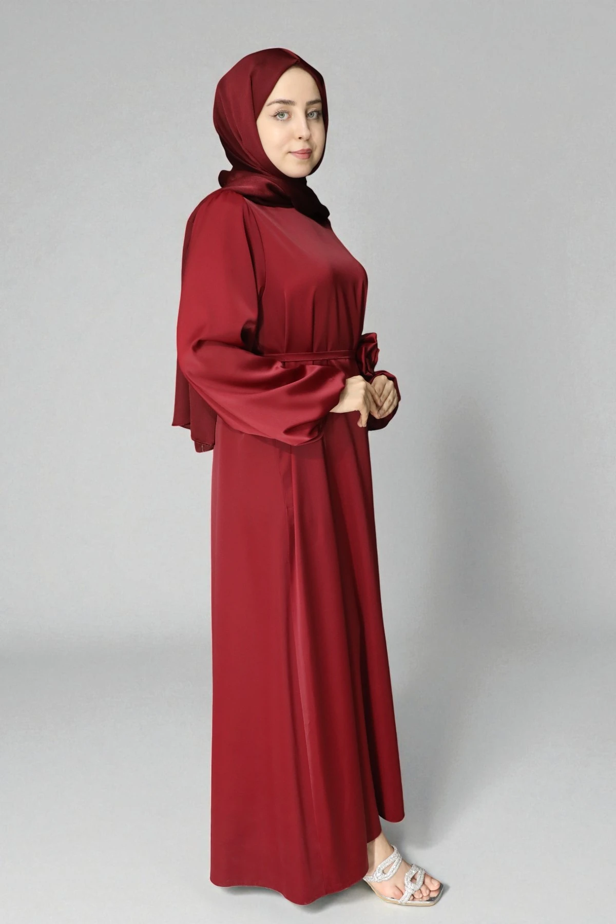 Çiçek Detaylı Akıcı Saten Tesettür Elbise