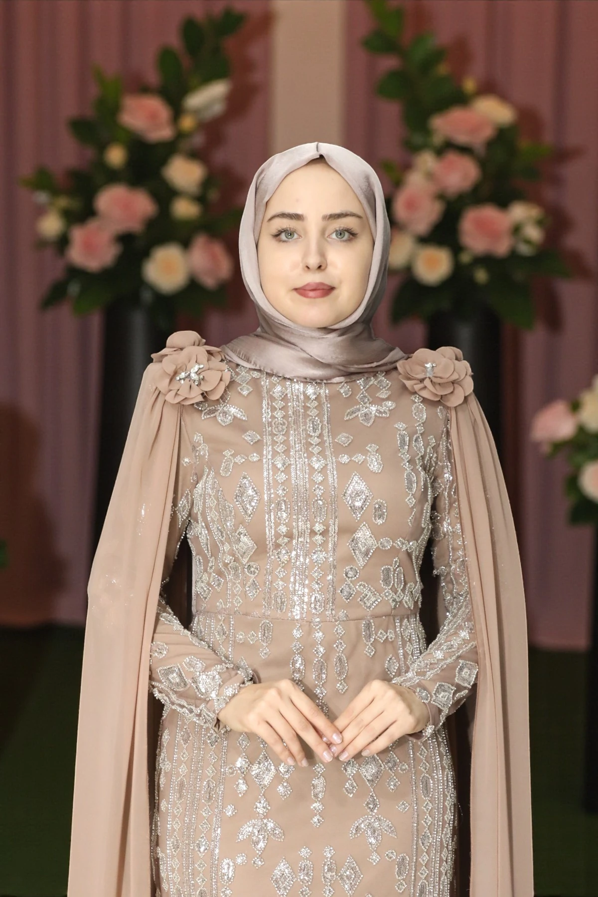 Çiçek Detaylı Pelerinli Taş İşlemeli Tesettür Abiye