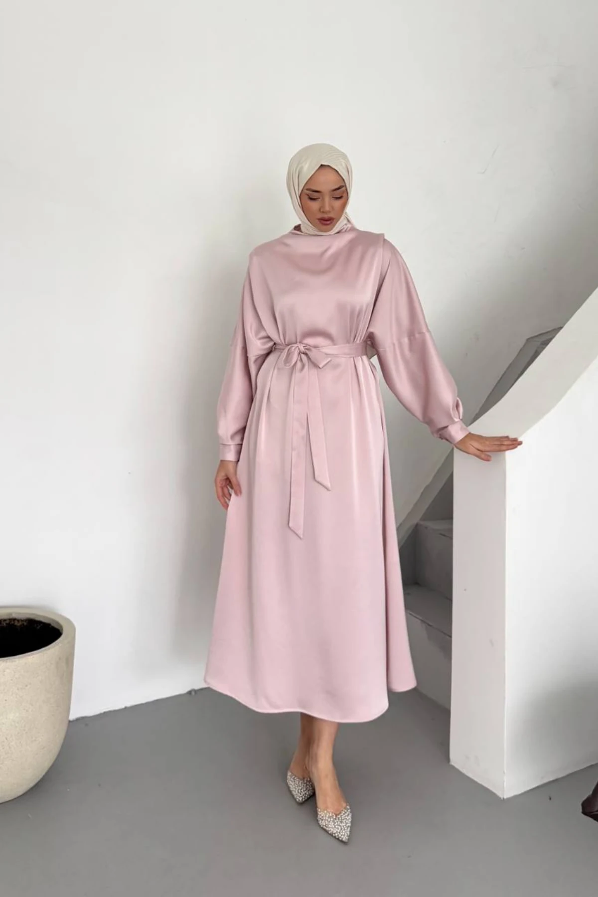 Yuvarlak Yaka Saten Dokulu Kuşaklı Tesettür Elbise