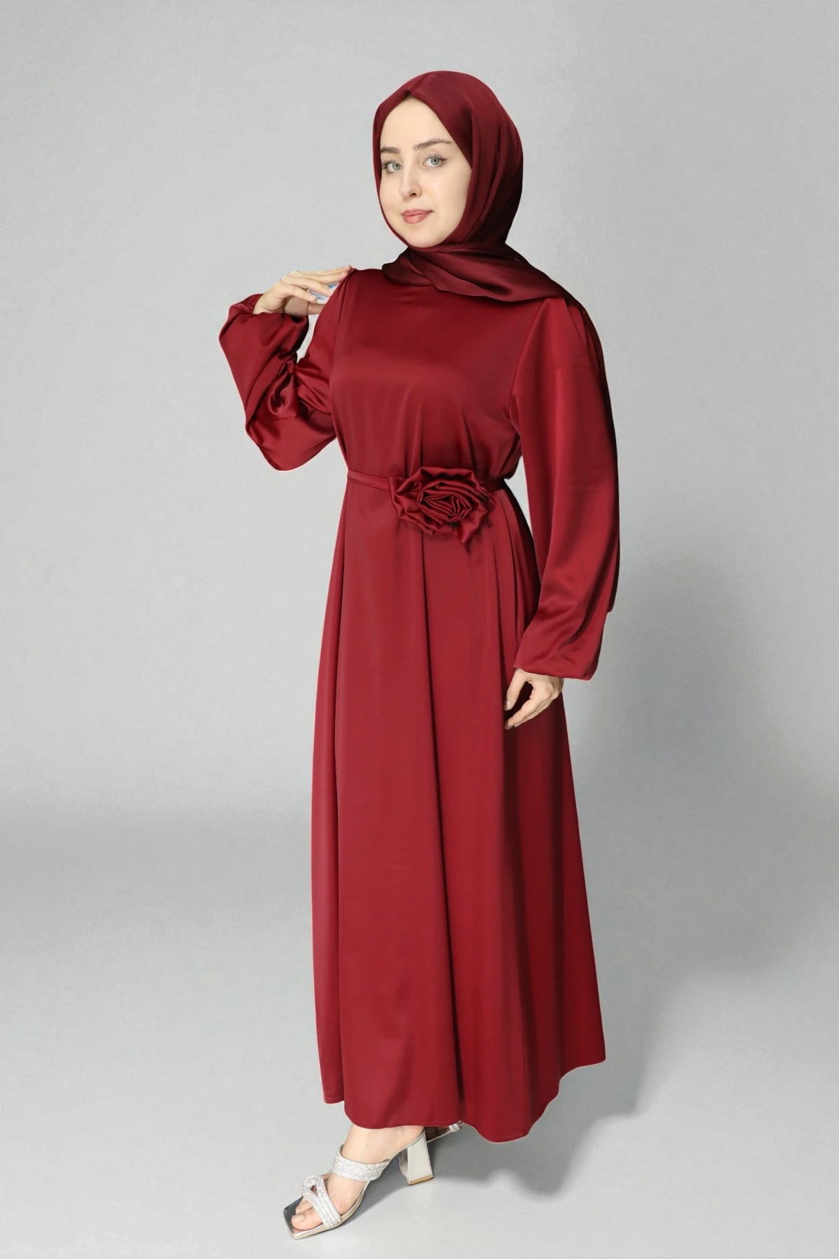 Çiçek Detaylı Akıcı Saten Tesettür Elbise