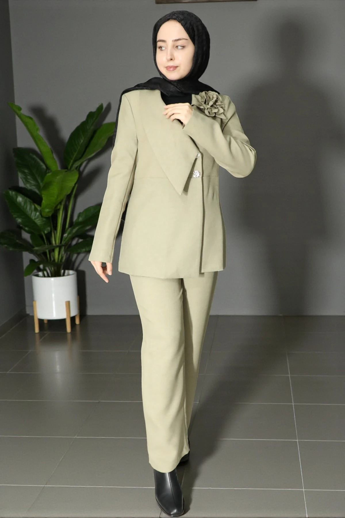 Asimetrik Kesimli Taş Düğme Detaylı İkili Takım