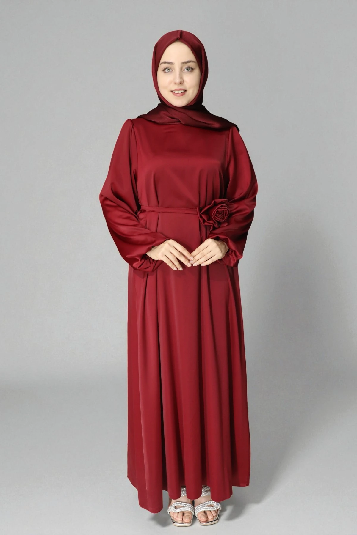 Çiçek Detaylı Akıcı Saten Tesettür Elbise