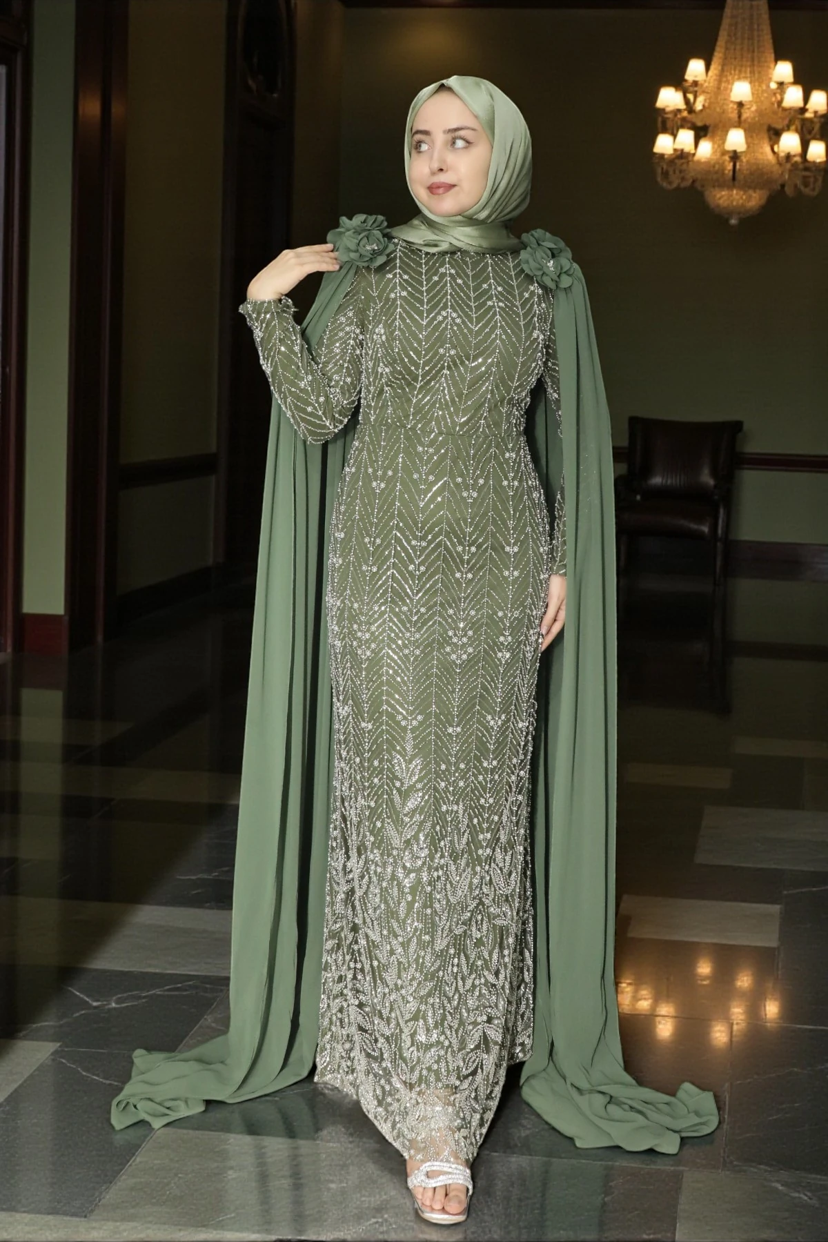 Çiçek ve Pelerin Detaylı Zarif Taş İşlemeli Tesettür Abiye