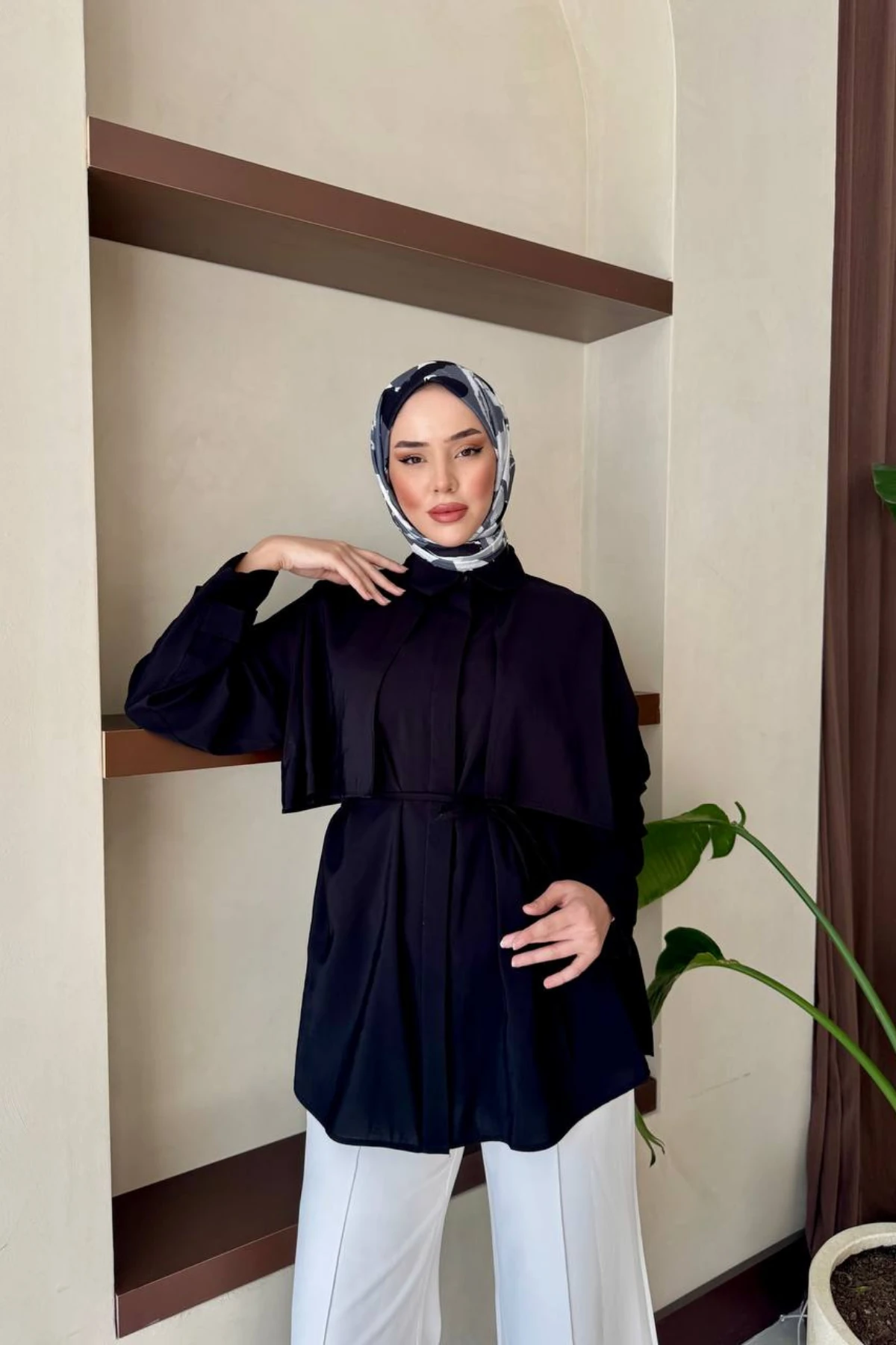 Pelerin Detaylı ve Seyyar Kemerli Poplin Gömlek