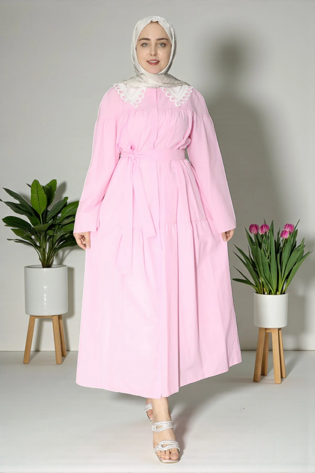 Yaka Detaylı Belden Kuşaklı Rahat Kesim Tesettür Elbise
