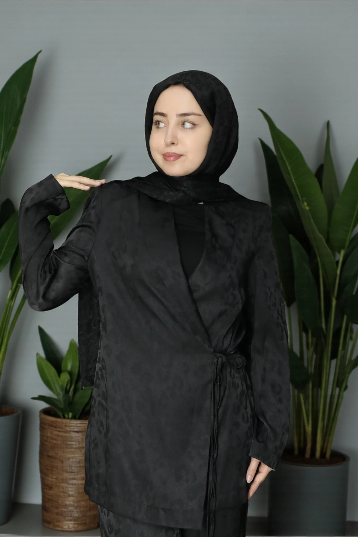 Hafif Parlak Saten Dokulu Kuşaklı İkili Takım