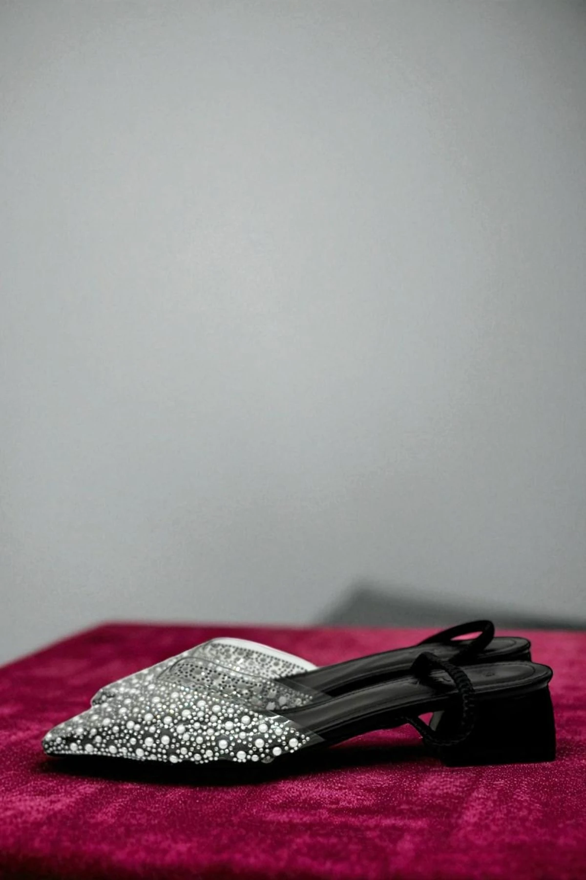 Şeffaf İnci Detaylı Arkası Açık Kısa Topuklu Ayakkabı