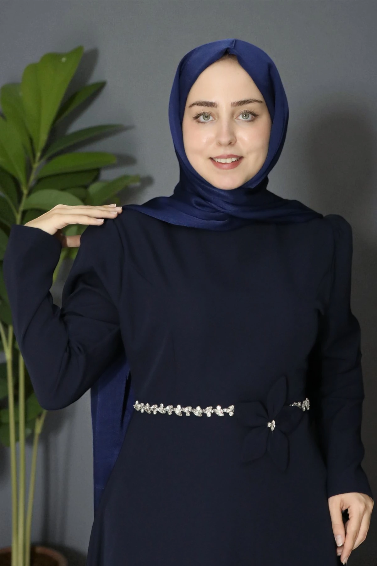 Taş Kemer Detaylı Sade Dökümlü Tesettür Elbise