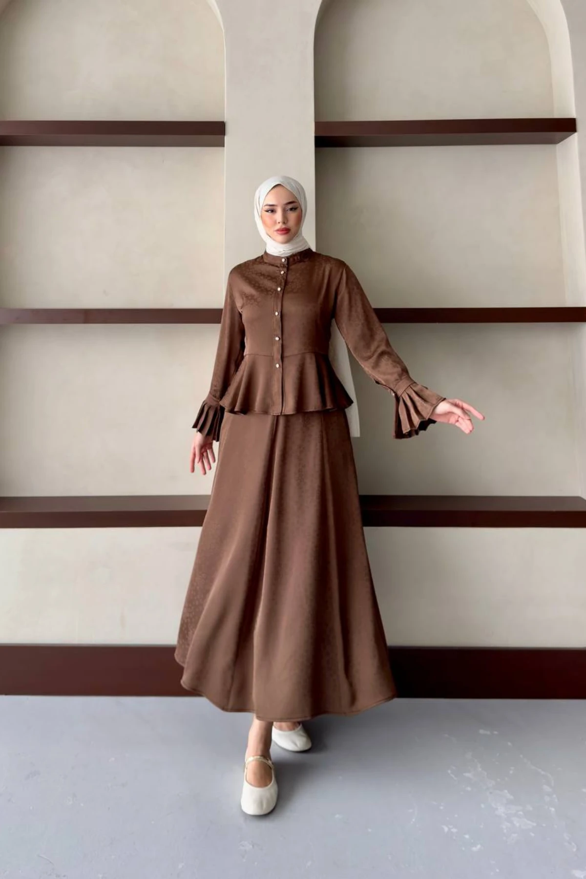 Yuvarlak Yaka, Düğmeli Hafif Desenli Saten Etekli Takım 