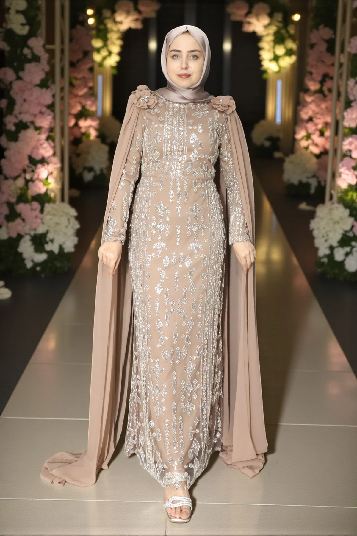 Çiçek Detaylı Pelerinli Taş İşlemeli Tesettür Abiye