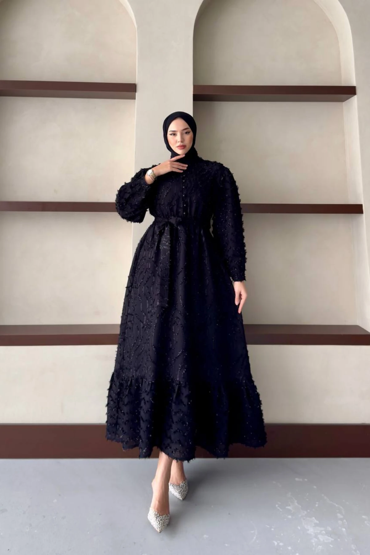 Hakim Yaka Yarım Düğmeli Üstü Sim Tüy Desenli Balon Kol Belden Kuşaklı Astarlı Tesettür Elbise