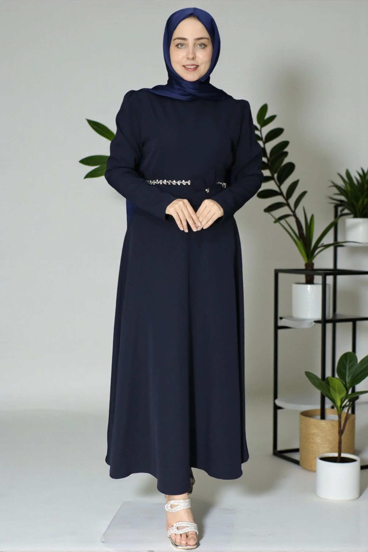 Taş Kemer Detaylı Sade Dökümlü Tesettür Elbise