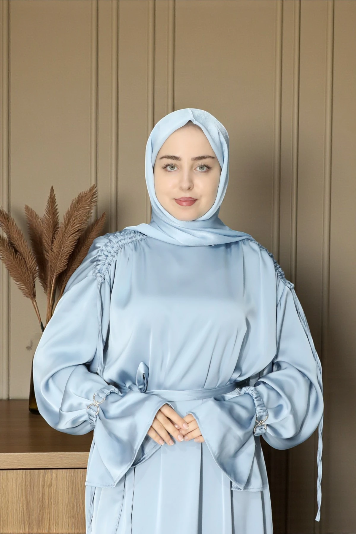 Büzgü Detaylı Saten Dokulu Tesettür Elbise