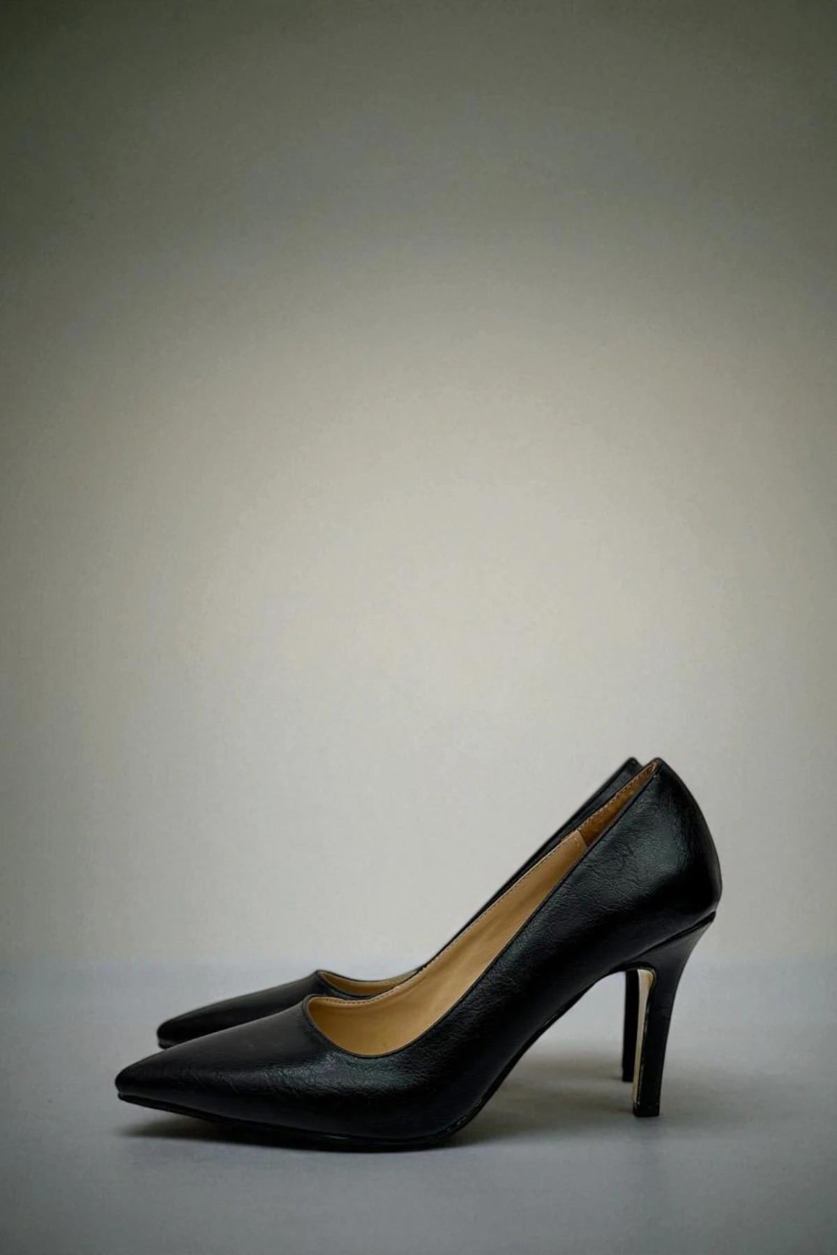 Siyah Suni Deri Sivri Burun Topuklu Ayakkabı