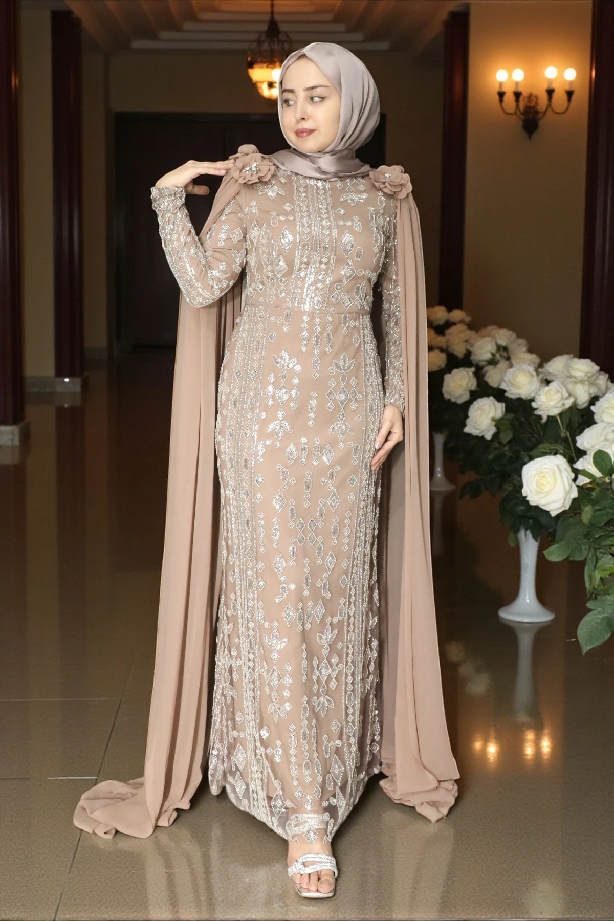 Çiçek Detaylı Pelerinli Taş İşlemeli Tesettür Abiye