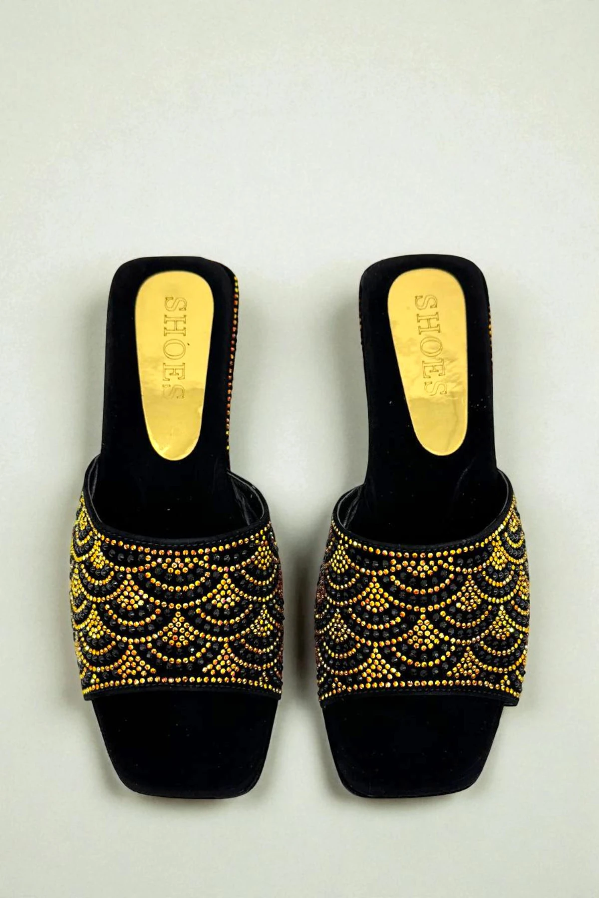 Gold ve Siyah Taş Detaylı Platform Terlik