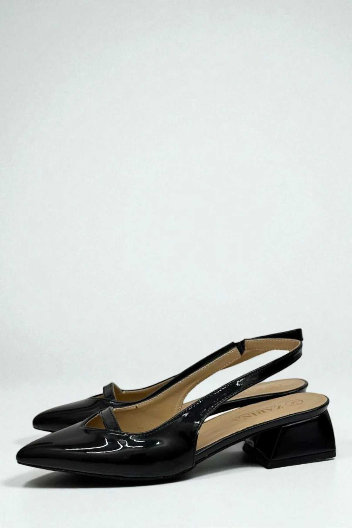 Kısa Topuk Lastik Detaylı Siyah Rugan Topuklu Ayakkabı