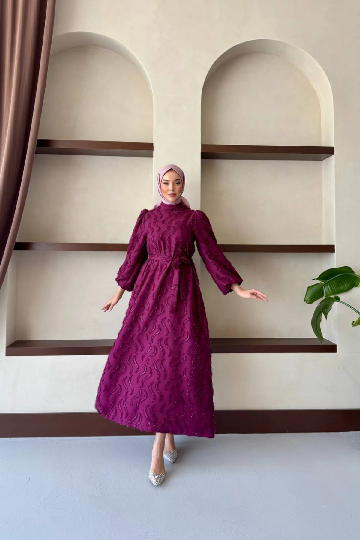 Yuvarlak Yaka Üstü Sim, Tüy ve İnci Detaylı Balon Kol Belden Kuşaklı Astarlı Desenli Elbise