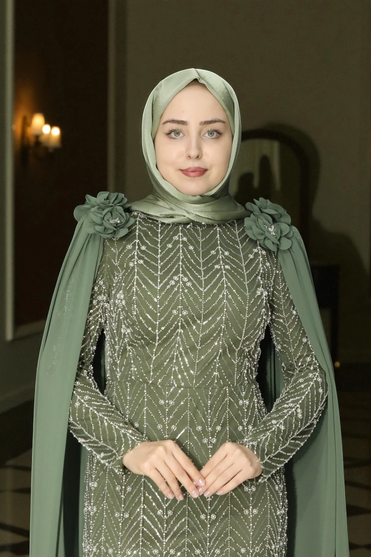 Çiçek ve Pelerin Detaylı Zarif Taş İşlemeli Tesettür Abiye