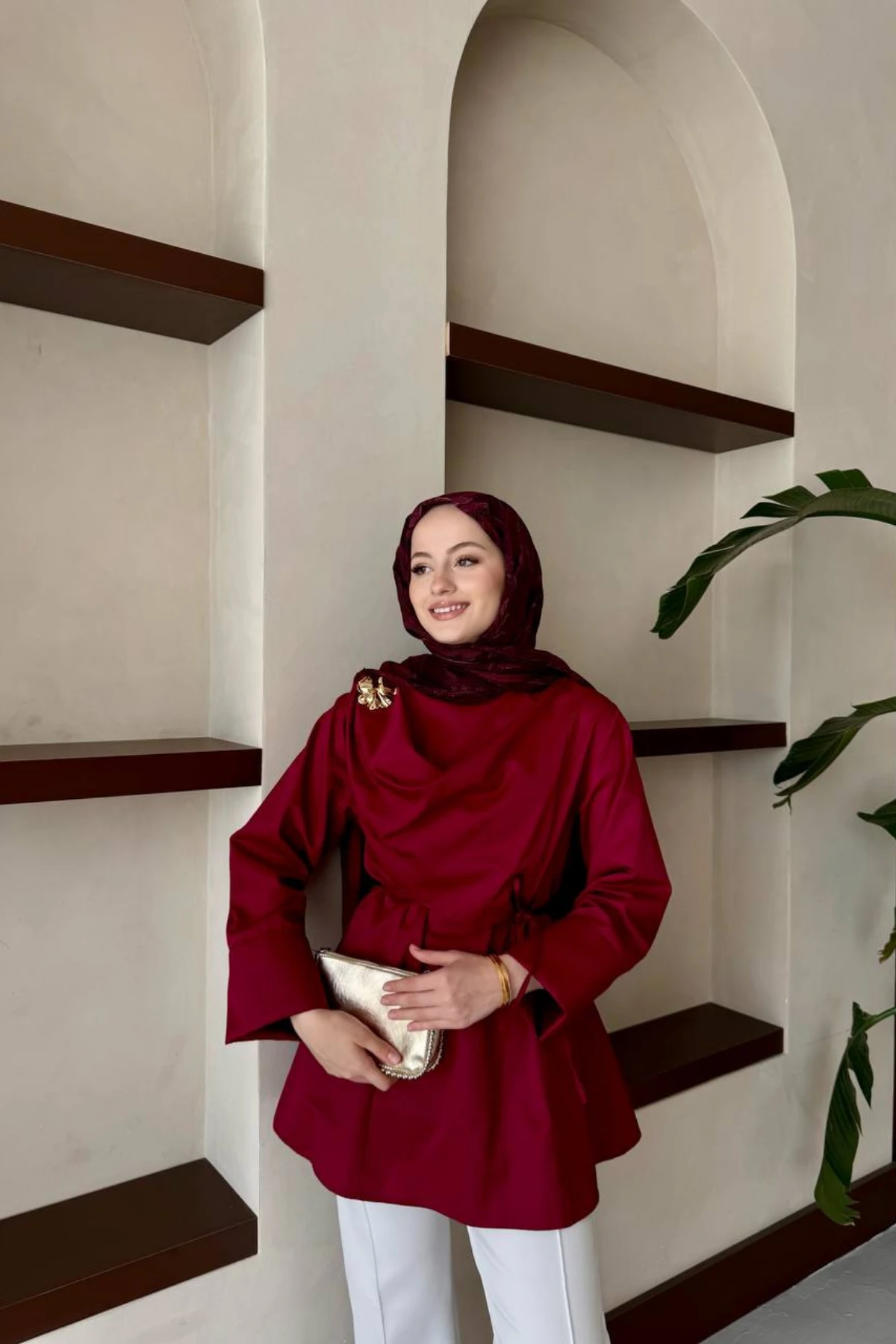 Broş Detayı ve Seyyar Kemeriyle Zarif Poplin Gömlek