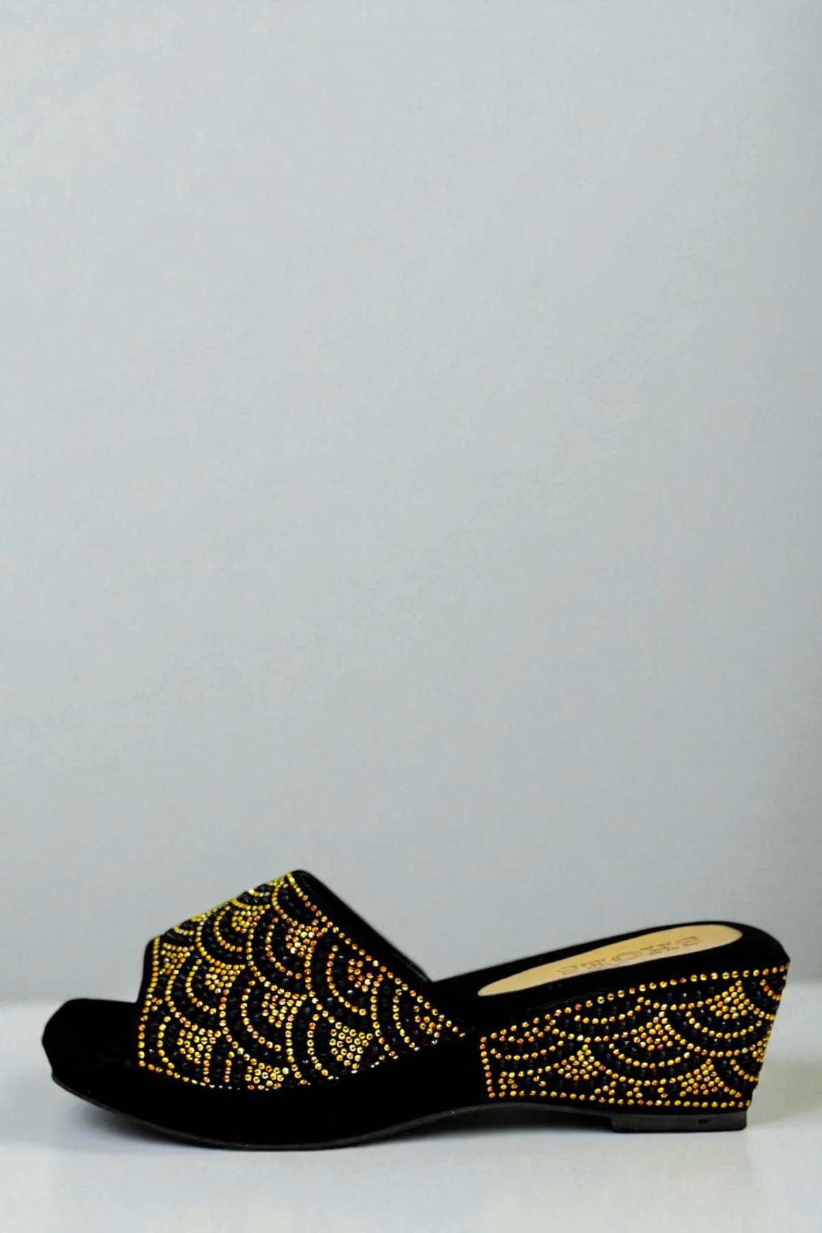 Gold ve Siyah Taş Detaylı Platform Terlik